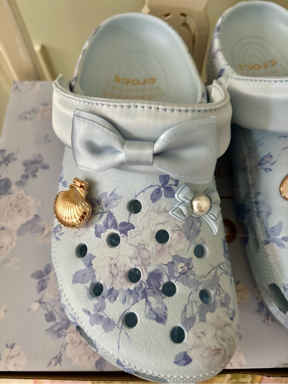 LoveShackFancy blue rose Crocs 8 women’s in box - Picture 10 of 13